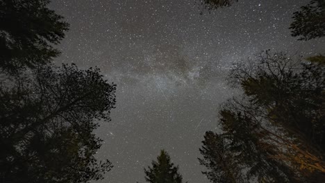 La-Vía-Láctea-Brilla-En-El-Cielo-Nocturno