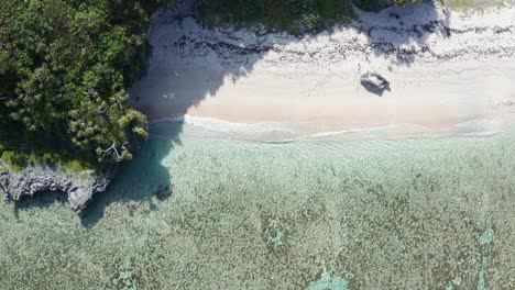 Vogelperspektive-Auf-Versteckten-Weißen-Sandstrand-Und-Türkisfarbenes-Meerwasser