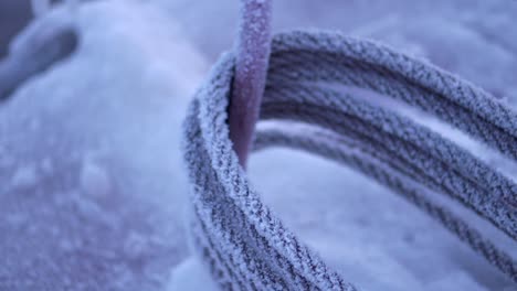 cables congelados en la nieve