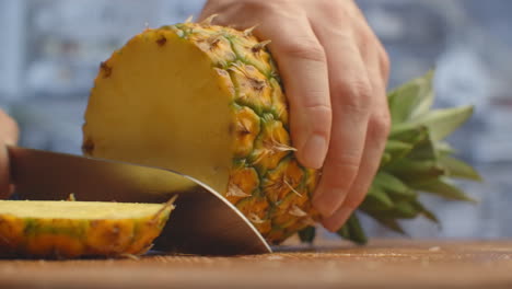 piña cortada de cerca en una tabla de madera. triturada.