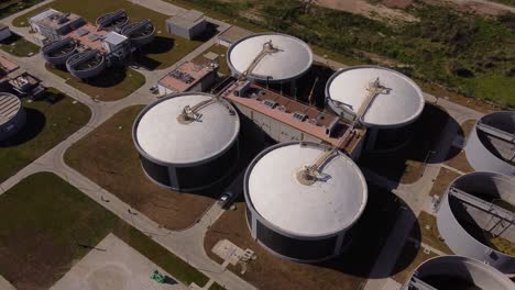 Toma-Aérea-De-Arriba-Hacia-Abajo-De-Grandes-Tanques-De-Agua-En-La-Planta-De-Purificación-De-Agua-En-Buenos-Aires---Instalación-Gigante-De-Tratamiento-De-Aguas-Residuales