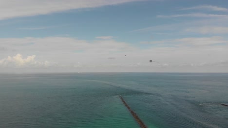 en la vista aérea del océano con el avión volando anuncios de pancartas