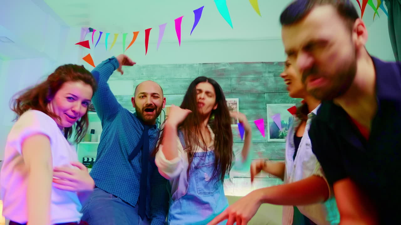 Gruppo di amici entusiasti che ballano a una festa
