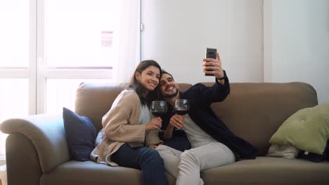 Liebespaar-Mit-Wein,-Das-Zu-Hause-Ein-Selfie-Macht