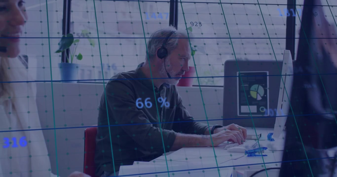 Agente di supporto che avvia una chiamata digitando comandi per cuffie mentre appare una griglia e i numeri si aggiornano
