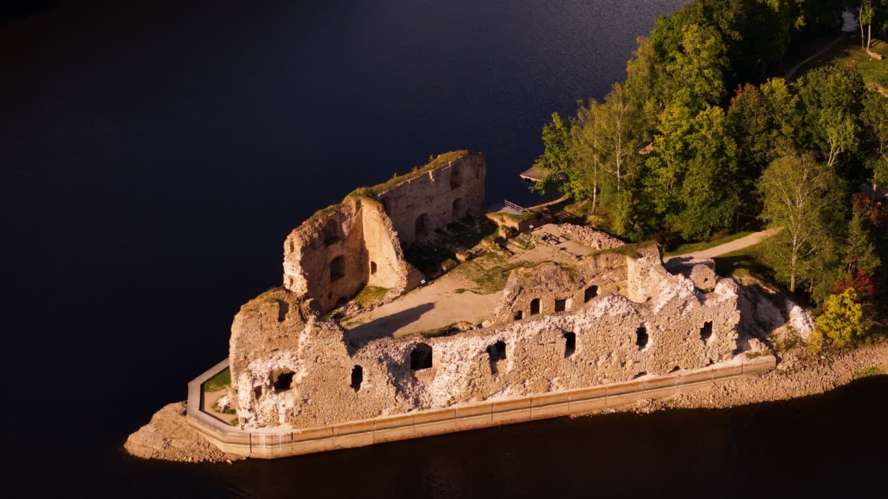 las ruinas históricas del castillo de koknese en un día soleado en koknese, letonia.