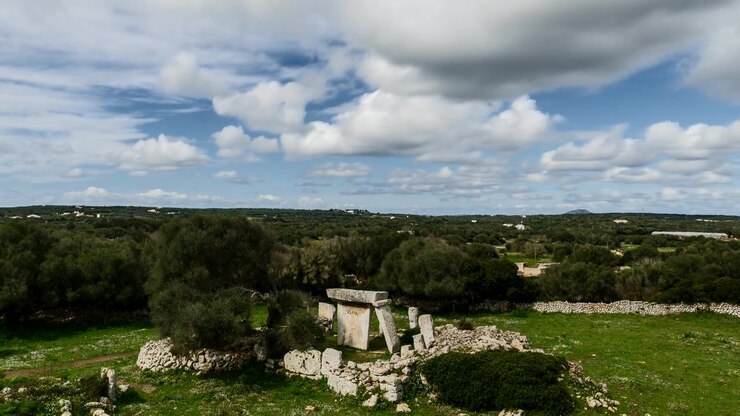 Rovine di Talati de Dalt a Minorca, Spagna, vista panoramica dalla collina mentre i visitatori esplorano il sito archeologico