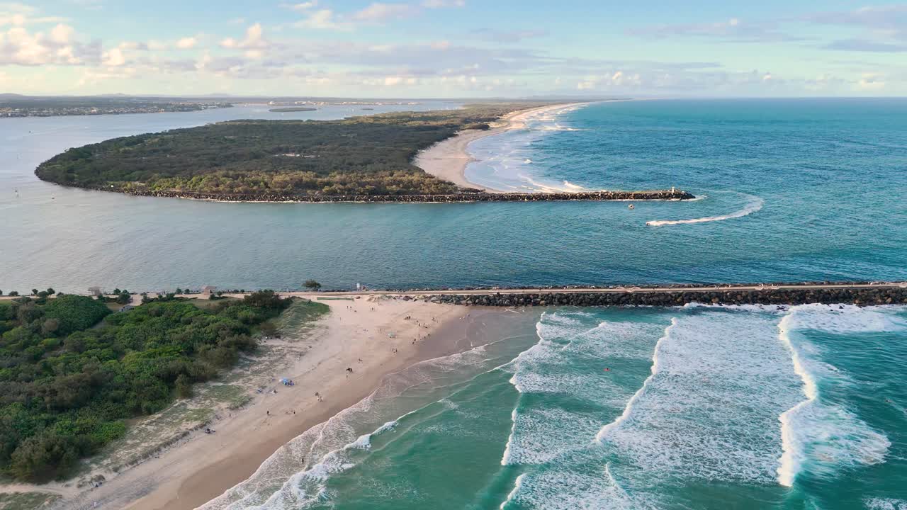 물결이 골드 코스트 해안선을 따라 부히고