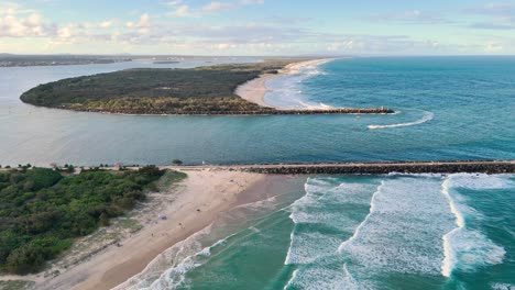 las olas chocando a lo largo de la costa dorada