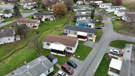 Parque-De-Casas-Rodantes-En-Casa-Con-Bandera-Americana