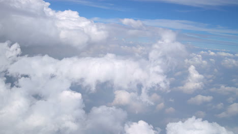 nube blanca de pasajero de la ventana del avión.