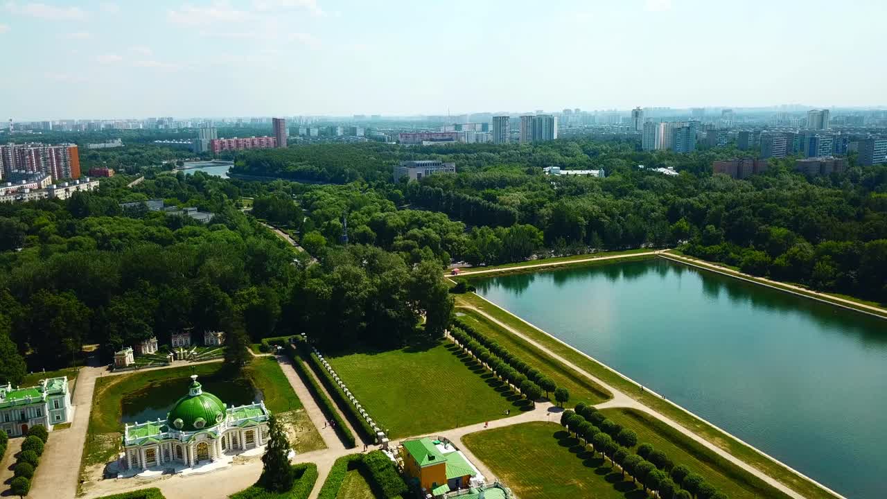 물 의 특징 을 가진 도시 공원 의 공중 사진