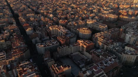 volando sobre edificios cuadrados típicos de barcelona, españa.