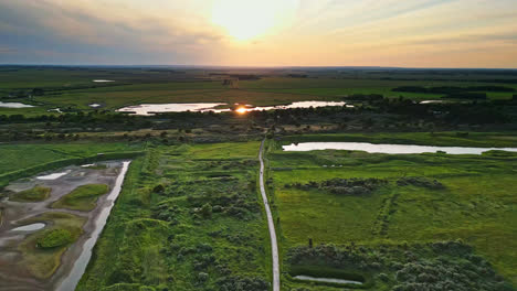 descubra el encanto idílico de una escena costera de la hora de oro a través de impresionantes imágenes aéreas de drones: estuario, bancos de arena, océano y pantanos