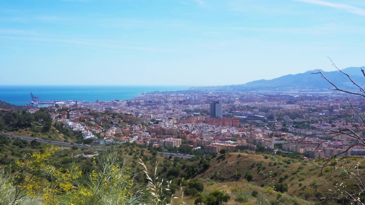 Timelapse sulle colline di Malaga con un cielo azzurro e limpido, Spagna