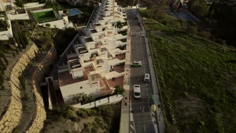 campistas en la carretera costera en málaga, españa - aérea