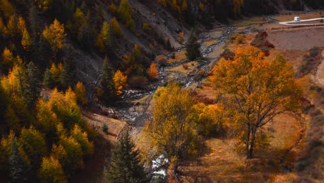 Arroyo-Que-Fluye-A-Través-Del-Valle-Durante-El-Otoño-En-Jiagenba,-Xinduqiao,-Provincia-De-Sichuan,-China