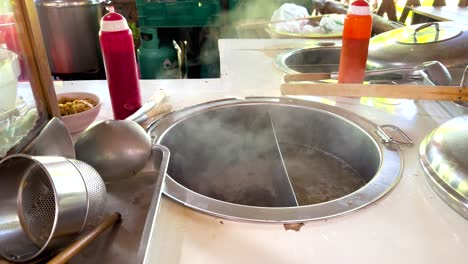 sopa de fideos al vapor en el mercado flotante de bangkok