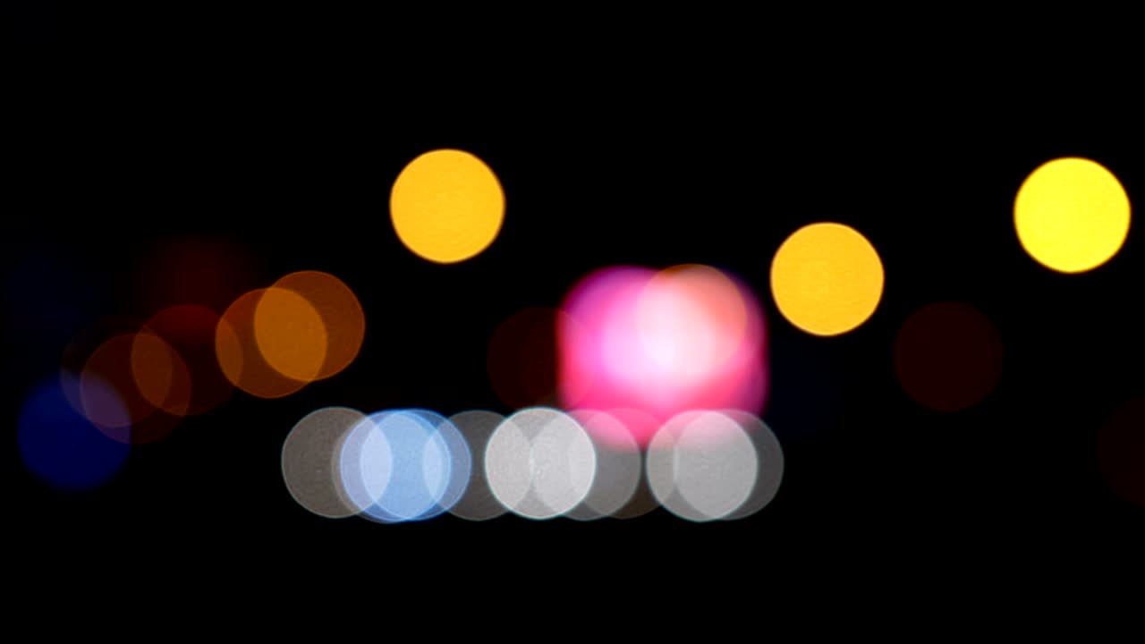 luces desenfocadas calle de los ángeles resumen. fondo borroso de la ciudad. círculos de bokeh en movimiento del tráfico nocturno.
