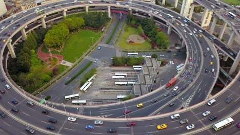 luftaufnahme des kreisverkehrs der nanpu-brücke in der innenstadt von shanghai, china. finanzviertel und geschäftszentren in smart city in asien. top-ansicht von wolkenkratzern und hochhäusern.