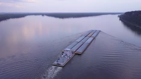 Eine-Wunderschöne-Antenne-Eines-Lastkahns,-Der-Auf-Dem-Mississippi-Unterwegs-Ist-3