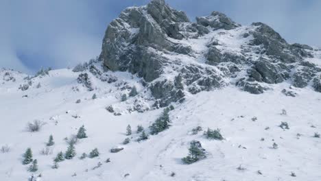 Blick-Vom-Fuße-Eines-Berges-Engelberg,-Schweiz