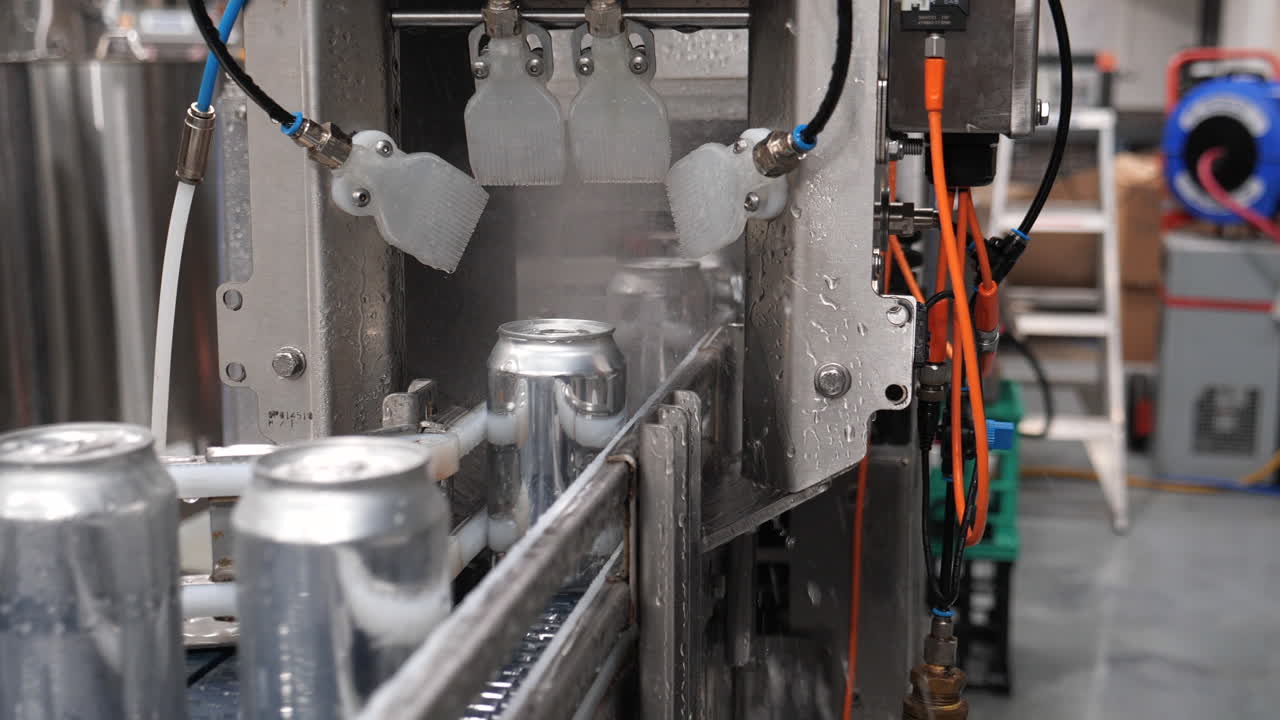 latas de cerveza lavada con spray