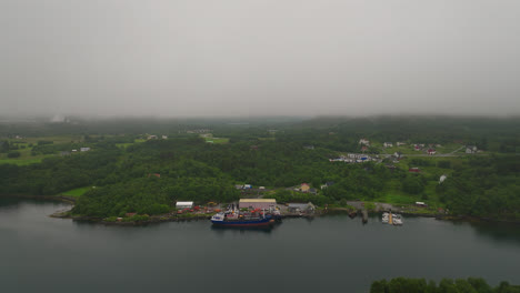 Vista-Aérea-Del-Muelle-Cerca-De-La-Aldea-Costera-En-La-Costa-Oeste-De-Noruega-Durante-La-Mañana-Brumosa