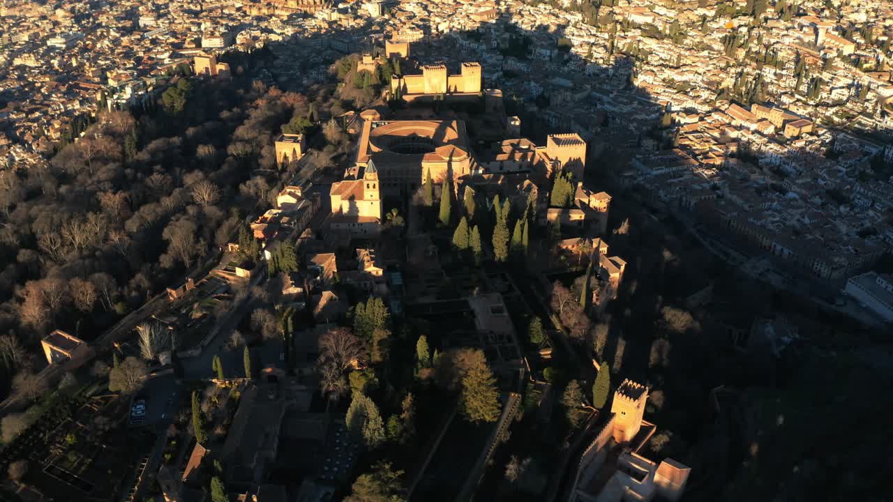 alhambra drone aéreo, vista panorámica del palacio y la fortaleza de los monarcas moriscos de granada, españa