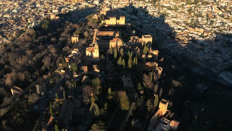 Antena-Drone-Alhambra,-España,-Vista-Panorámica-Del-Palacio-Y-Fortaleza-De-Los-Monarcas-Moros-De-Granada