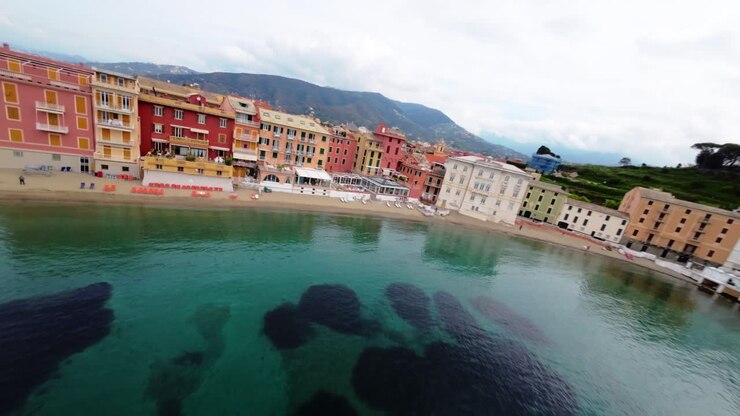 Baia tranquilla con acqua cristallina ed edifici colorati in una giornata di sole