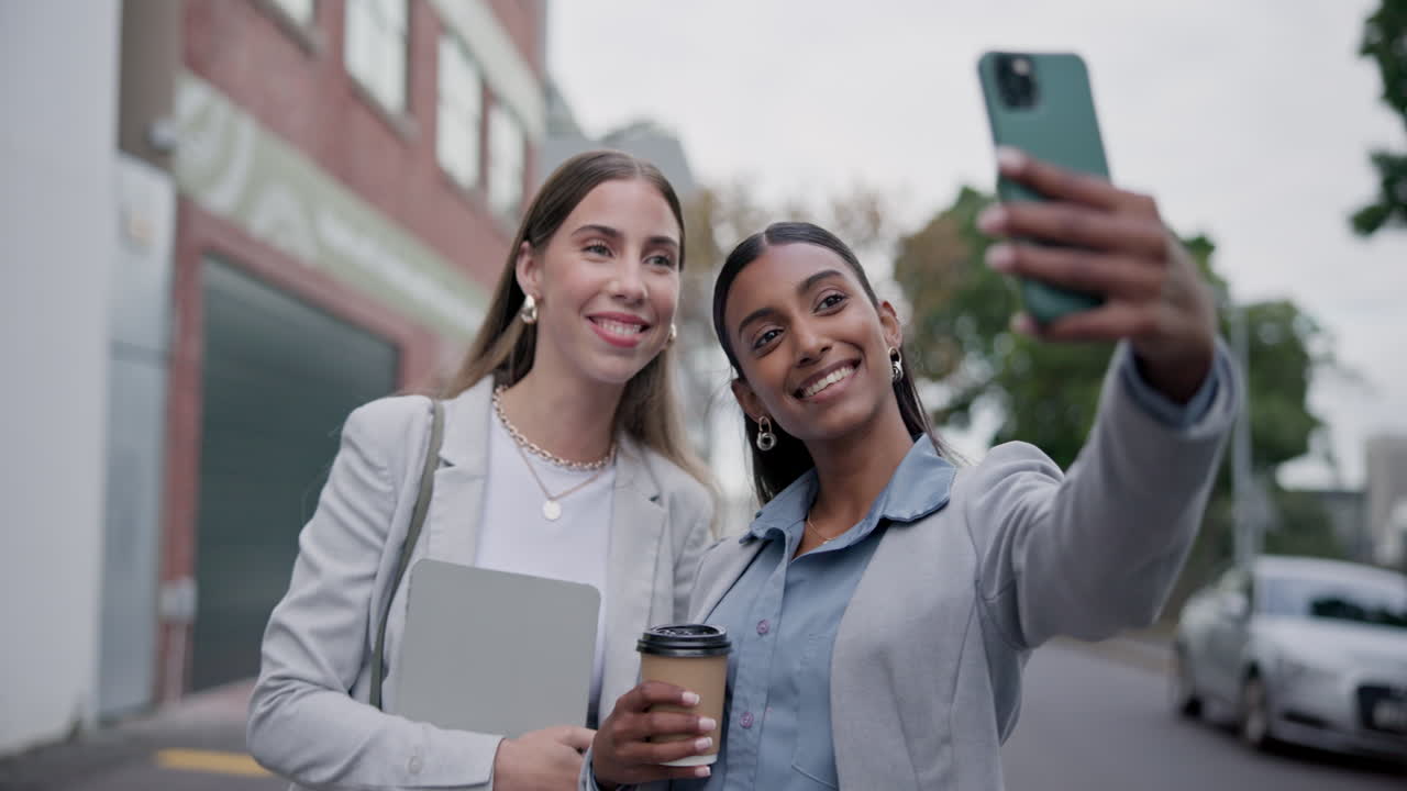 mujeres de negocios, amigos y calle con selfie