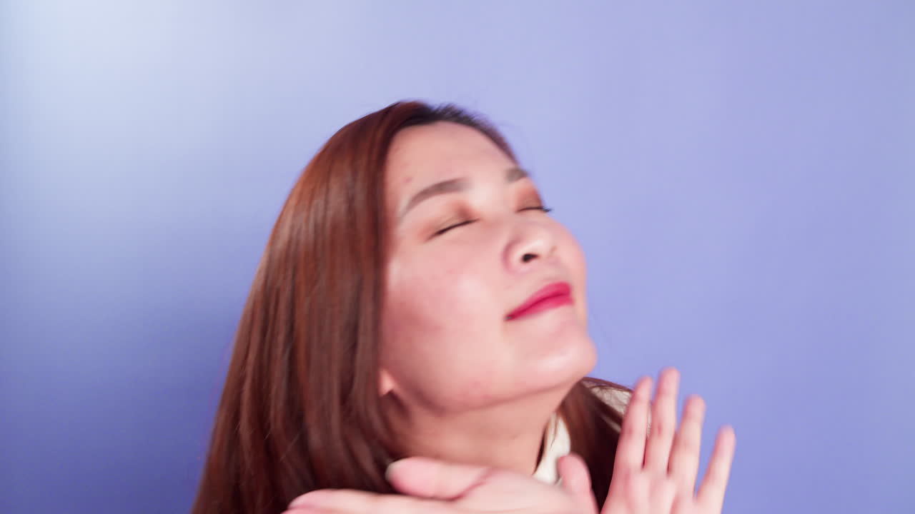 보라색 배경-5에 고립된 휴식 실내 스튜디오 촬영과 함께 젊은 아시아 쾌활한 여성 장난 음악 댄스