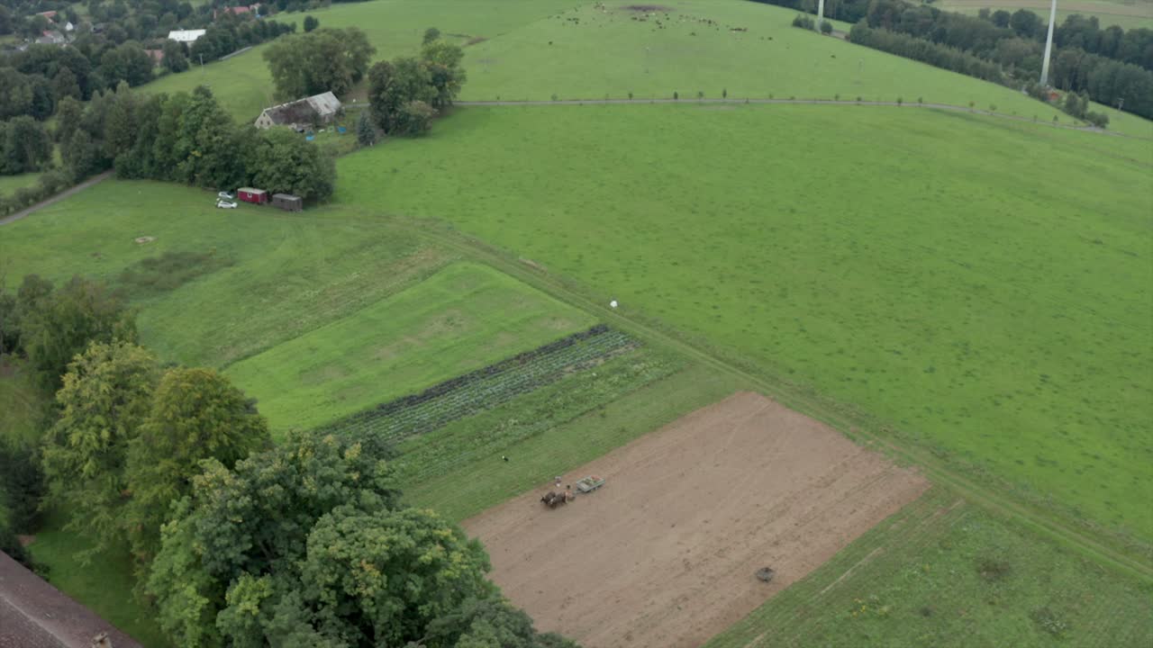 turbinas eólicas con el campo en primer plano