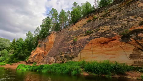 los acantilados de erglu las paredes de piedra arenisca de klintis los bálticos cerca del parque nacional del río gauja