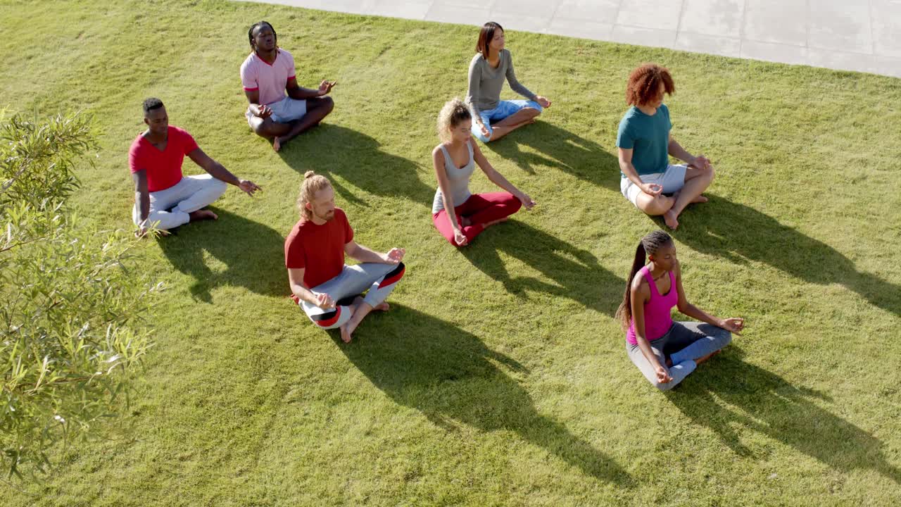 ⁇ 은 정원에서 앉아 요가 명상을 연습하는 다양한 친구들의 고각상, 슬로우 모션