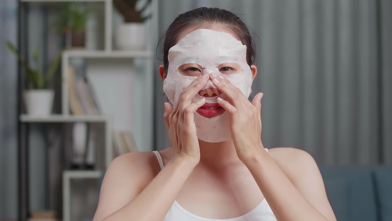 얼굴 시트 마스크를 착용하는 여성