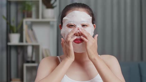 mujer aplicando una máscara facial