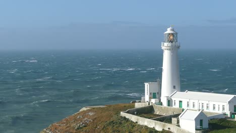 Faro-De-South-Stack-En-Anglesey-Filmado-En-Un-Día-Muy-Ventoso-Pero-Soleado