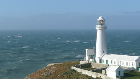 faro de south stack en anglesey filmado en un día muy ventoso pero soleado