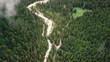 Dron-Panorámico-Vertical-Disparó-Sobre-Los-Alpes-En-Tirol-Del-Sur,-Italia