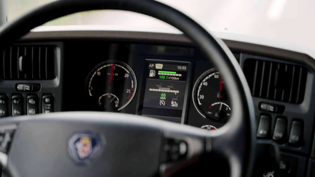 연료 연비 남은 대시보드 트럭 화물 자동차 운전 스티어링 휠 에코 경제적 드라이버 급유 탱크 스테이션 가솔린 디젤 엔진 포 전문 화물 스카니아 배송 환경 유럽