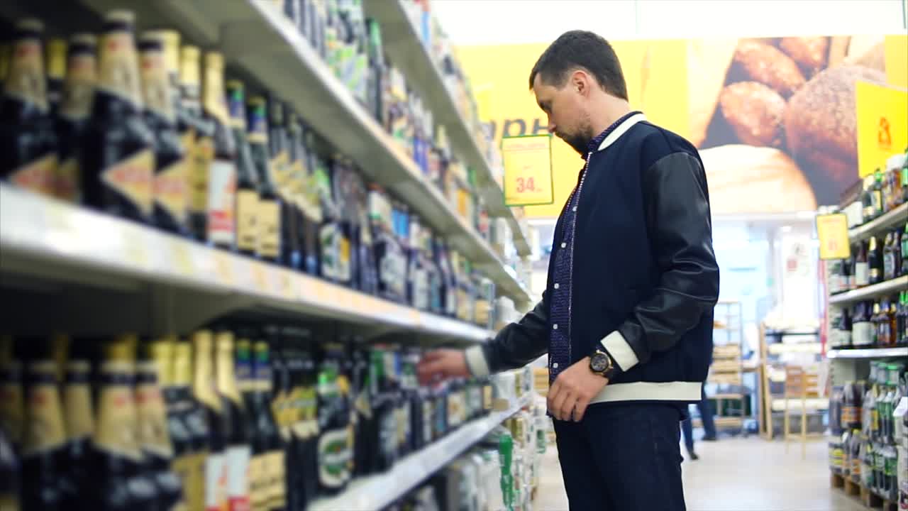 슈퍼마켓 에서 맥주 를 구입 하는 사람