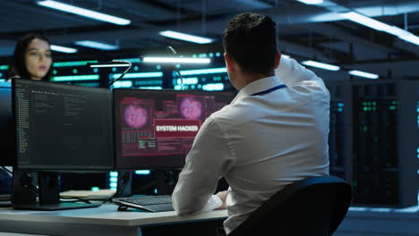 la división de ciberseguridad del centro de datos trabaja en equipo con colegas que luchan contra el virus.