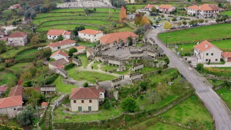 Luftumlaufbahn-über-Alten-Graniers-Von-Soajo,-Minho,-Portugal