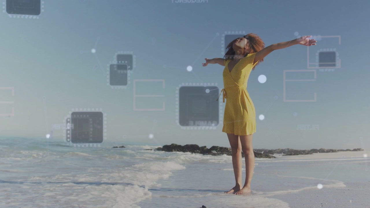 Donna in piedi a piedi nudi sulla riva, che alza il viso mentre le onde le lavano i piedi, con sovrapposizioni di interfaccia utente tecnologica fluttuanti