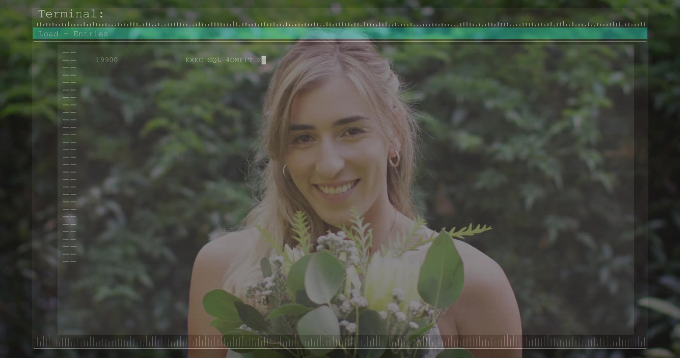 Žena držící kytici na zahradě se otáčí a ohlíží zpět, reagujíc na objevující se překrytí módní technologie.