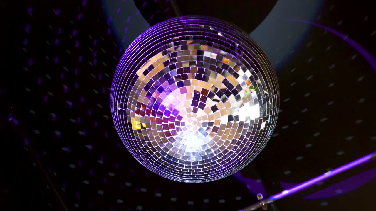 Palla da discoteca a specchi appesa al soffitto in rotazione