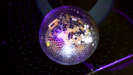 la bola de discoteca del espejo que cuelga del techo está girando