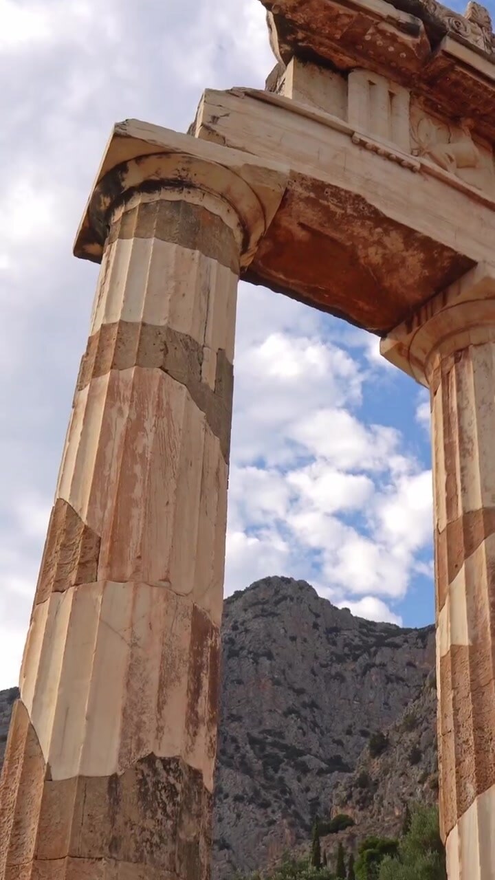 Antiche rovine greche del Tempio di Atena Pronaia a Delfi, Grecia